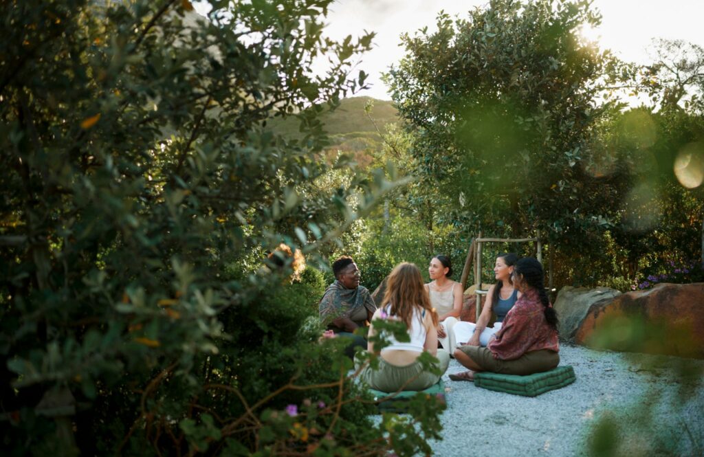 Femmes assises en cercle dans la nature, moment de partage et d’écoute