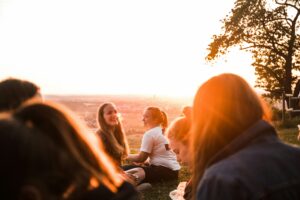 Petit groupe de femmes en cercle, échange authentique et écoute