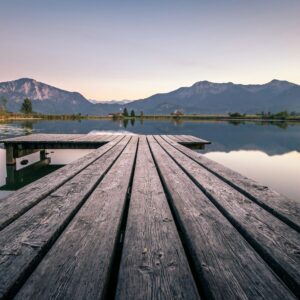 Illustration symbolique pour l’article ‘Hypnose thérapeutique en ligne : activer ses ressources internes’ – introspection et harmonisation émotionnelle.