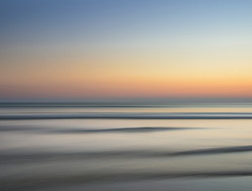Mer calme, image symbolisant l’accueil des émotions et l'apaisement pour les personnes sensibles