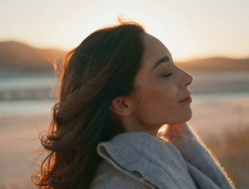 Femme dans la nature au coucher du soleil illustrant la périménopause comme passage de vie et transformation intérieure
